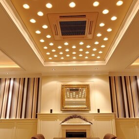 Eleganter Konferenzraum mit Holz­tisch, modernen Decken­leuchten und stilvoller Wand­gestaltung.